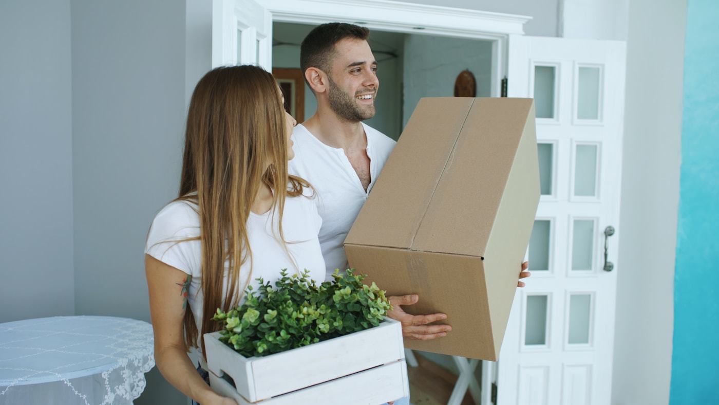 Movers carrying boxes into a Peninsula home